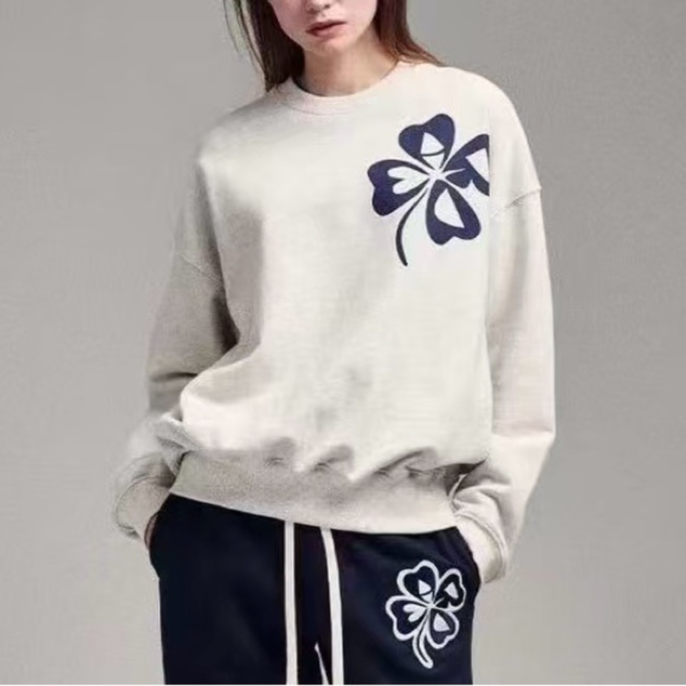 Mardi Mercredi Cream Sweatshirt and Navy Joggers Set with Clover Design
